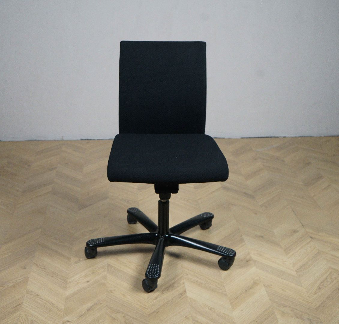 HÅG H04 kontorstol i sort uden armlæn, set forfra – ergonomisk design med justerbar sædedybde.